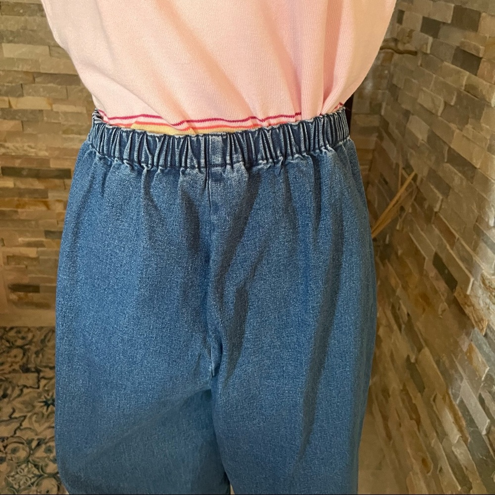 EUC Denim & Co high waist jean capris w flower embroidered detail at hem - Picture 6 of 7